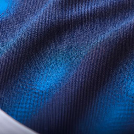 Chất liệu của áo giữ nhiệt đá bóng rất quan trọng để tăng hiệu suất thi đấu.