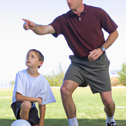 Huấn luyện viên đang dạy cầu thủ trẻ cách sút bóng đúng kỹ thuật.