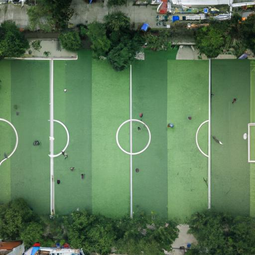 Quan sát sân bóng từ trên xuống với cầu thủ đang thi đấu tại Hà Nội